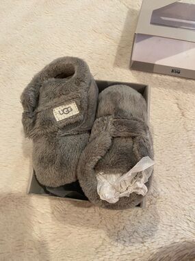 UGG Bixbee Baby Booties Charcoal Gray 6-12M Fleece Crib Shoes 1103497 NIB